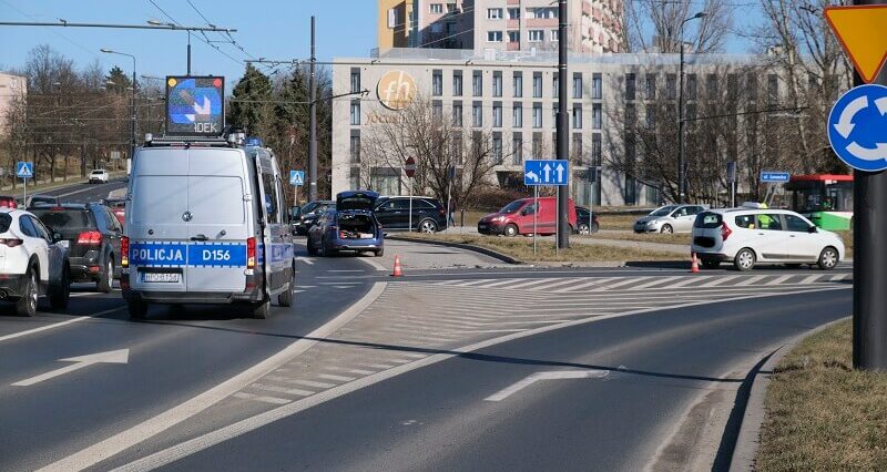 Wypadek na rondzie w centrum. Dacia uderzyła w renaulta. Jedna osoba w szpitalu 2 Zderzenie dacii z renaultem na rondzie im. Mohyły