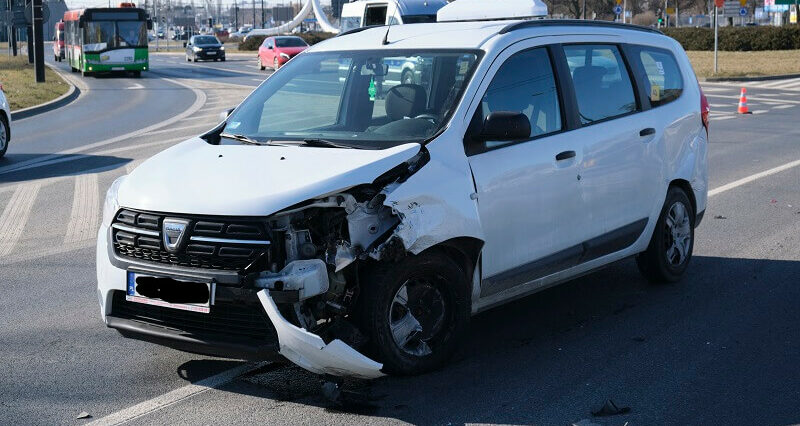 Wypadek na rondzie w centrum. Dacia uderzyła w renaulta. Jedna osoba w szpitalu 1 Uszkodzona dacia sprawcy wypadku na rondzie im. Mohyły