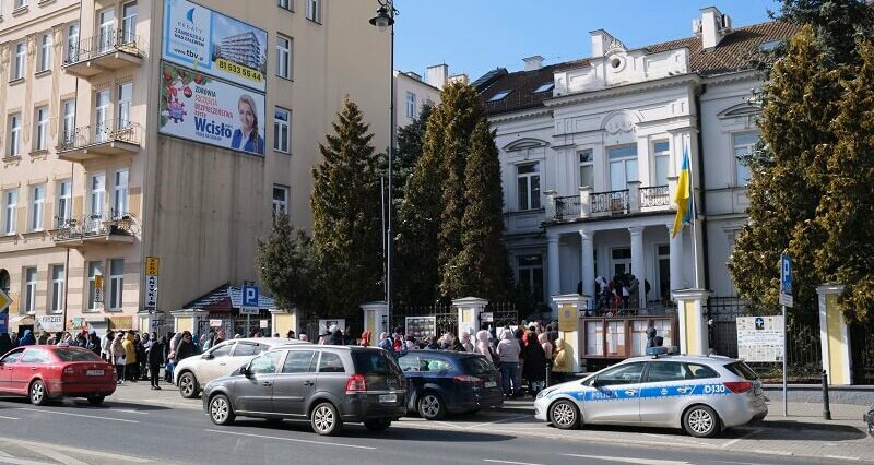 Kolejka przed konsulatem Ukrainy w Lublinie