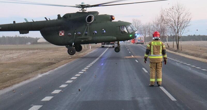 Wojskowy śmigłowiec MI-8 lądował na DK17 w naszym regionie. Zabrał chore dzieci z Ukrainy 1 Wojskowy śmigłowiec MI-8 lądował na DK17