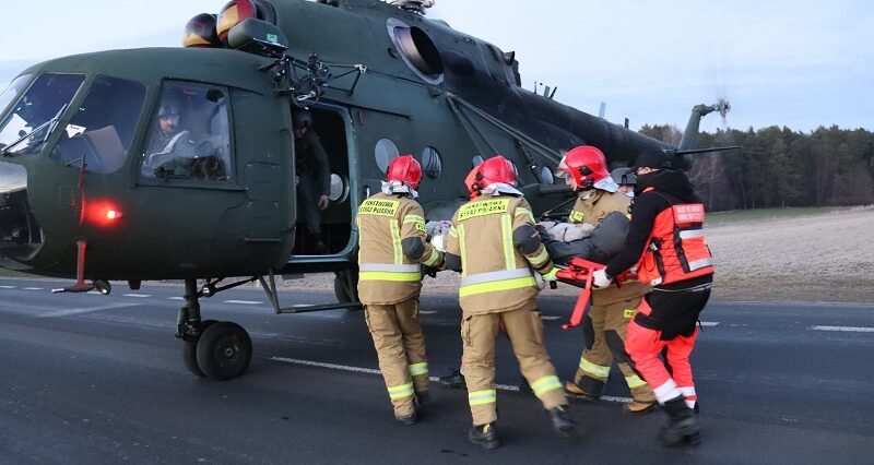 Wojskowy śmigłowiec MI-8 lądował na DK17 w naszym regionie. Zabrał chore dzieci z Ukrainy 2 Wojskowy śmigłowiec MI-8 lądował na DK17