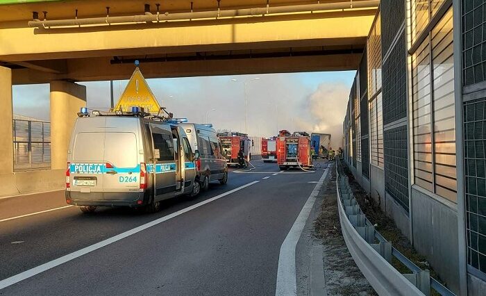 Zapaliła się opona, od niej zajął się cały pojazd. Poważne utrudnienia na S12/S17 1 Poranny pożar ciężarówki na S12/S17 w Świdniku