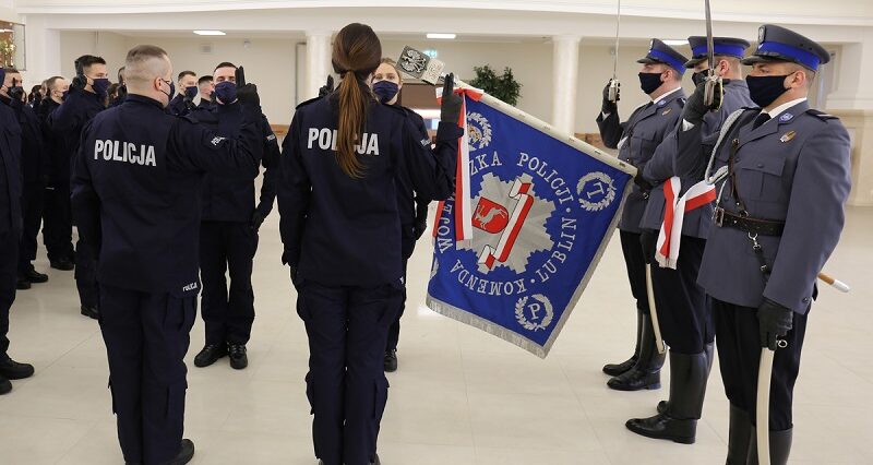 Nowi funkcjonariusze policji złożyli dziś ślubowanie. Niebawem rozpoczną służbę 2 Nowi funkcjonariusze Komendy Wojewódzkiej Policji w Lublinie