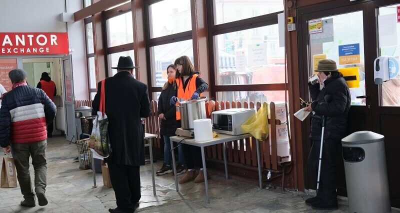 Od kilku dni pomagają na dworcu PKS uchodźcom z Ukrainy. Pracownik wojewody: "Jesteście tu niepotrzebni" 1 Wolontariusze pomagają na dworcu PKS w Lublinie uchodźcom z Ukrainy