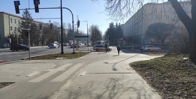 Karetka na sygnale zderzyła się na skrzyżowaniu. Duże utrudnienia w ruchu w centrum 1 Zderzenie karetki pogotowia z samochodem na skrzyżowaniu Al. Racławickich i ul. Sowińskiego