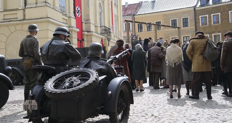 Hitlerowskie symbole na Trybunale Koronnym, ludzie wiszący na szubienicy. W Lublinie kręcony jest film 3 Zdjęcie z planu filmowego "Przysięga Ireny" na Starym Mieście w Lublinie