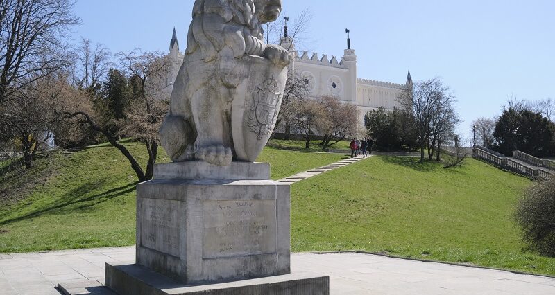 Wandale poszukiwani. Napisy na pomniku Lwa pod Zamkiem. "Je*ać psy, je*ać avie" 1 Wandale pomazali pomnik "Symbol Lwowa"