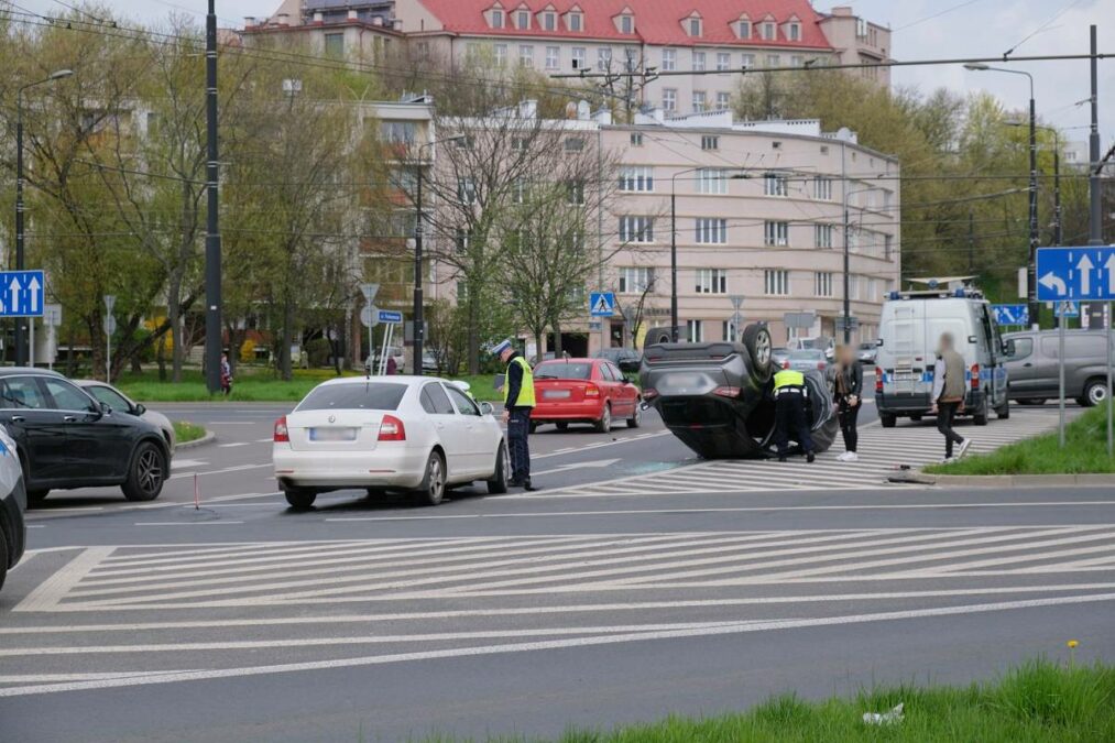 Dachowanie nissana na rondzie w centrum Lublina. Jego kierowca nie ustąpił pierwszeństwa przejazdu 2 Dachowanie nissana po zderzeniu ze skodą na rondzie Mohyły