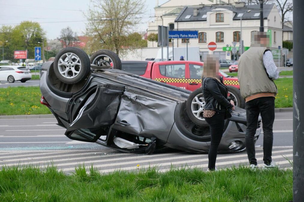 Dachowanie nissana na rondzie w centrum Lublina. Jego kierowca nie ustąpił pierwszeństwa przejazdu 4 Dachowanie nissana po zderzeniu ze skodą na rondzie Mohyły