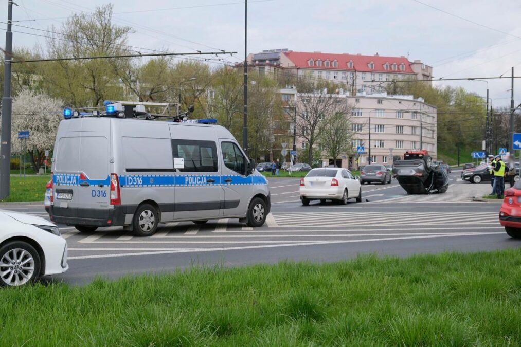 Dachowanie nissana na rondzie w centrum Lublina. Jego kierowca nie ustąpił pierwszeństwa przejazdu 1 Dachowanie nissana po zderzeniu ze skodą na rondzie Mohyły