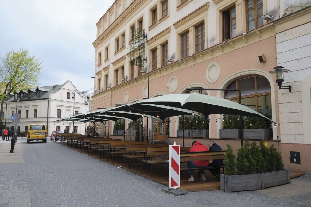 Przed lokalami na deptaku i Starym Mieście stoją już pierwsze ogródki gastronomiczne 4 Ogródek gastronomiczny restauracji Bar a Boo przy deptaku