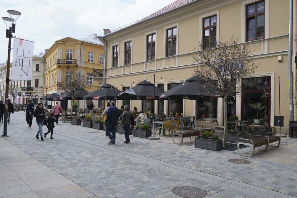 Przed lokalami na deptaku i Starym Mieście stoją już pierwsze ogródki gastronomiczne 5 Ogródek gastronomiczny restauracji Ostro na deptaku