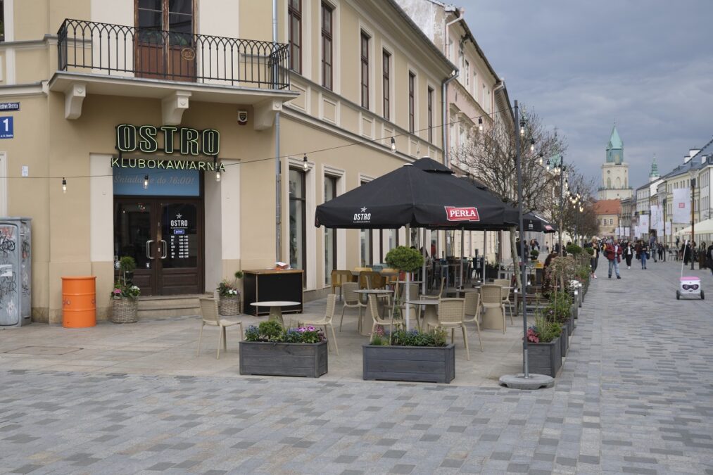 Przed lokalami na deptaku i Starym Mieście stoją już pierwsze ogródki gastronomiczne 6 Ogródek gastronomiczny restauracji Ostro na deptaku