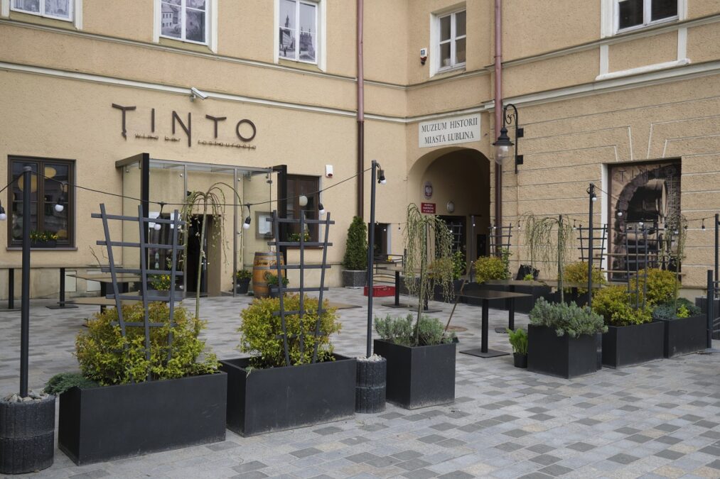 Przed lokalami na deptaku i Starym Mieście stoją już pierwsze ogródki gastronomiczne 7 Ogródek gastronomiczny restauracji TINTO przy Bramie Krakowskiej