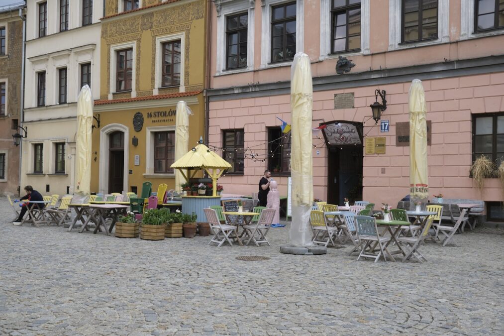 Przed lokalami na deptaku i Starym Mieście stoją już pierwsze ogródki gastronomiczne 8 Ogródki gastronomiczne restauracji Sielsko Anielsko i 16 Stołów na Starym Mieście