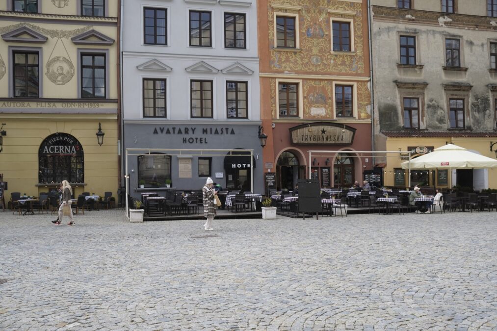Przed lokalami na deptaku i Starym Mieście stoją już pierwsze ogródki gastronomiczne 9 Ogródki gastronomiczne restauracji Avatary Miasta i Trybunalska na Starym Mieście