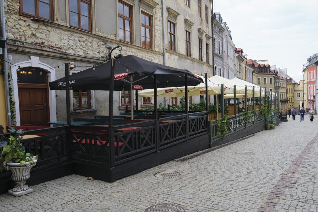Przed lokalami na deptaku i Starym Mieście stoją już pierwsze ogródki gastronomiczne 10 Ogródki gastronomiczne restauracji Św. Michał i Queen Mama na Starym Mieście