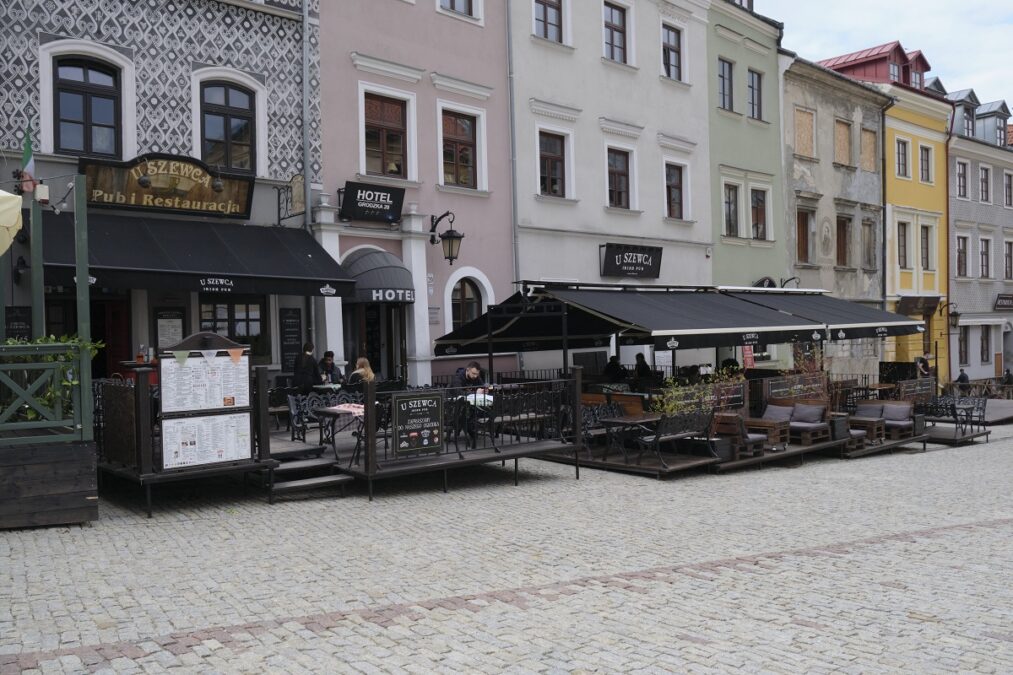 Przed lokalami na deptaku i Starym Mieście stoją już pierwsze ogródki gastronomiczne 11 Ogródek gastronomiczny restauracji U Szewca na Starym Mieście