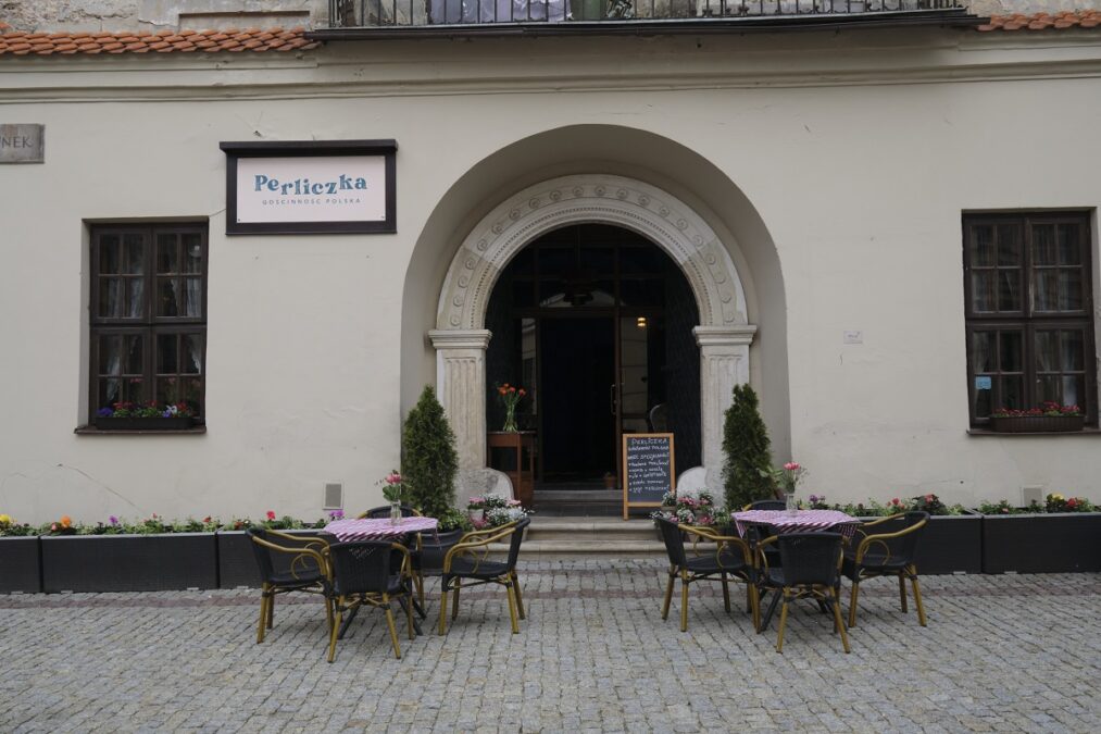 Przed lokalami na deptaku i Starym Mieście stoją już pierwsze ogródki gastronomiczne 12 Ogródek gastronomiczny restauracji Perliczka na Starym Mieście