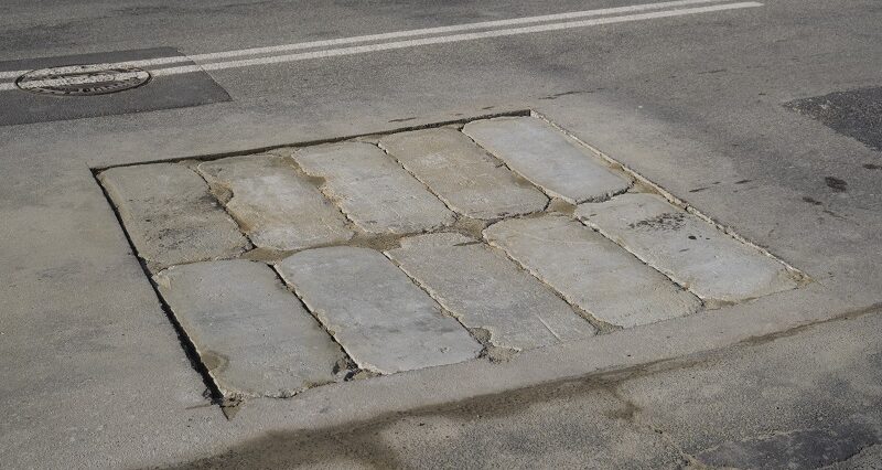 Betonowe płyty w miejscu zapadliska na ul. Głębokie