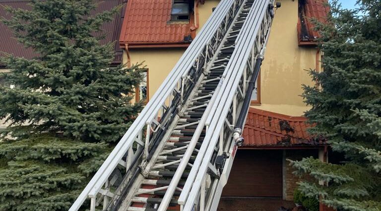 Zapalił się dach od paneli fotowoltaicznych. Straty na 450 tys. złotych 1 Pożar paneli fotowoltaicznych na dachu domu przy ul. Białostockiej