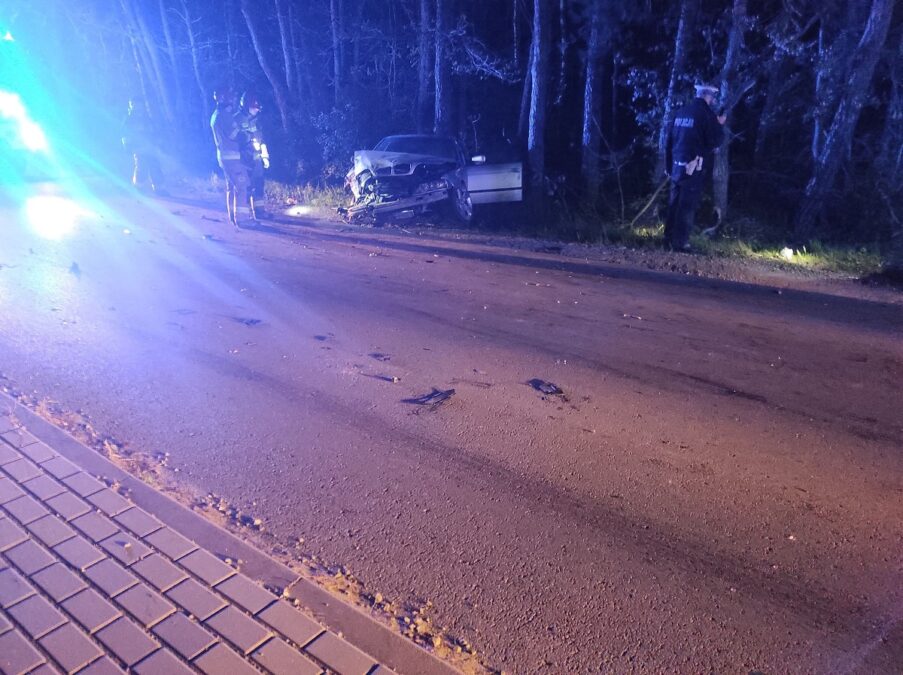 Pijany kierowca BMW uderzył na łuku drogi w BMW, którym podróżowała 31-latka w ciąży 2 Zderzenie dwóch BMW w miejscowości Borzechów Kolonia