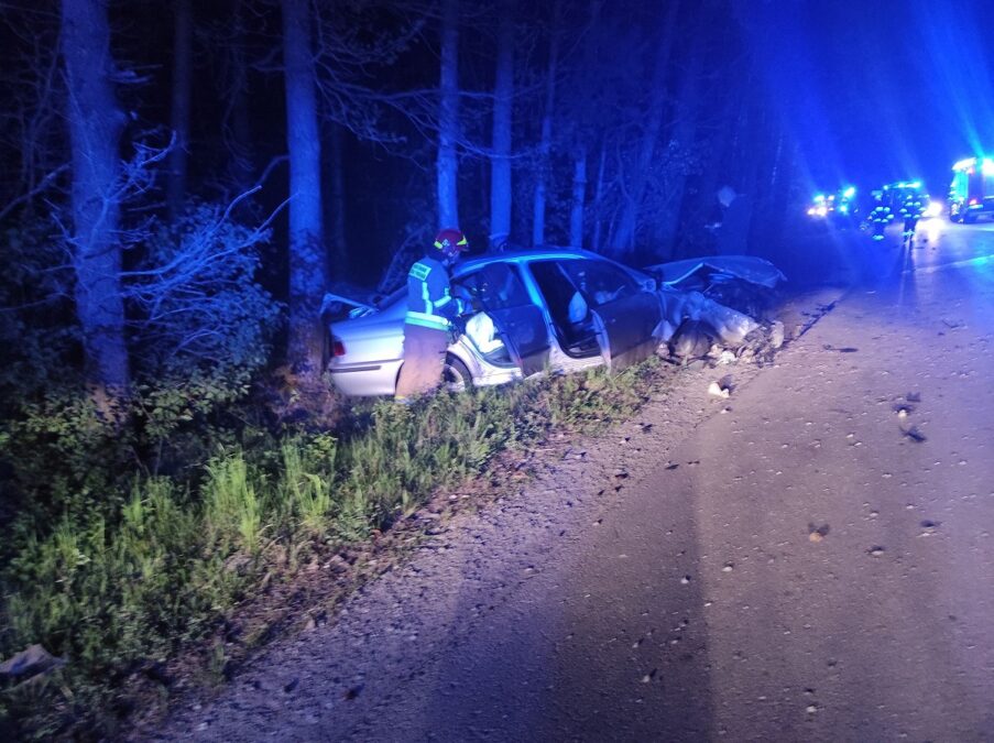 Pijany kierowca BMW uderzył na łuku drogi w BMW, którym podróżowała 31-latka w ciąży 7 Zderzenie dwóch BMW w miejscowości Borzechów Kolonia