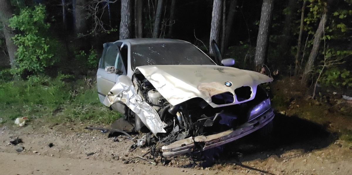 Pijany kierowca BMW uderzył na łuku drogi w BMW, którym podróżowała 31-latka w ciąży 8 Zderzenie dwóch BMW w miejscowości Borzechów Kolonia