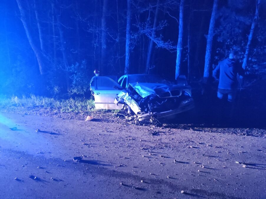 Pijany kierowca BMW uderzył na łuku drogi w BMW, którym podróżowała 31-latka w ciąży 6 Zderzenie dwóch BMW w miejscowości Borzechów Kolonia
