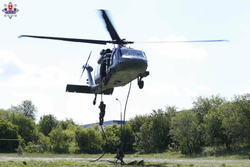 Zagadka rozwiązana. Wiemy, dlaczego od kilku dni nad Lublinem lata śmigłowiec 1 Policyjny śmigłowiec Black Hawk nad Lublinem