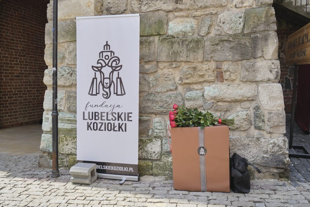 Koziołek Kazik stanął przy Bramie Krakowskiej. Ma zegarmistrzowski klucz i poziomnicę 1 Koziołek Kazik przy Bramie Krakowskiej