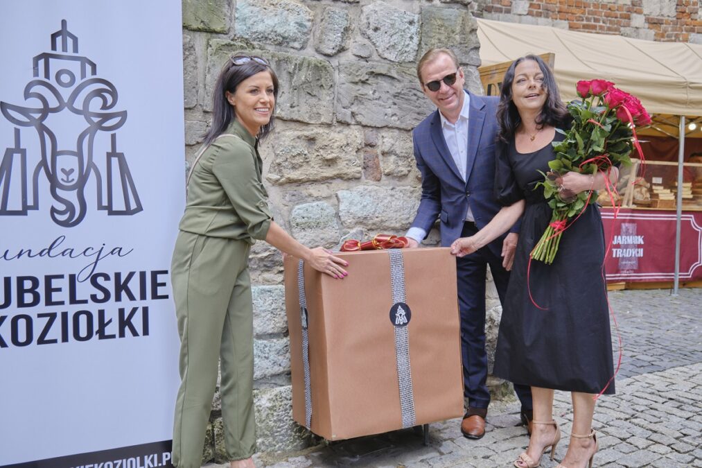 Koziołek Kazik stanął przy Bramie Krakowskiej. Ma zegarmistrzowski klucz i poziomnicę 2 Koziołek Kazik przy Bramie Krakowskiej