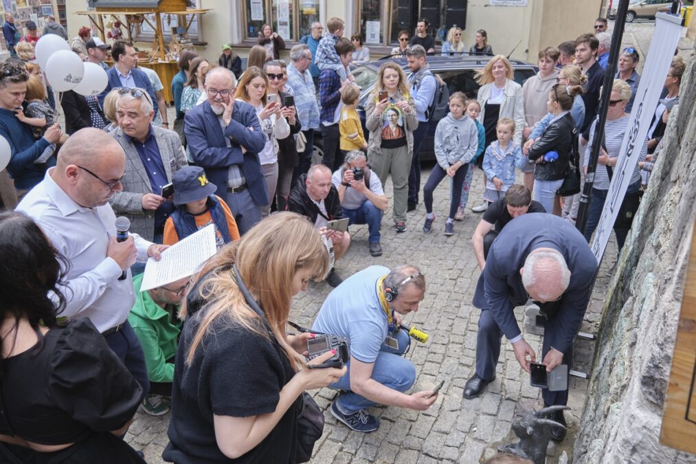 Koziołek Kazik stanął przy Bramie Krakowskiej. Ma zegarmistrzowski klucz i poziomnicę 3 Koziołek Kazik przy Bramie Krakowskiej