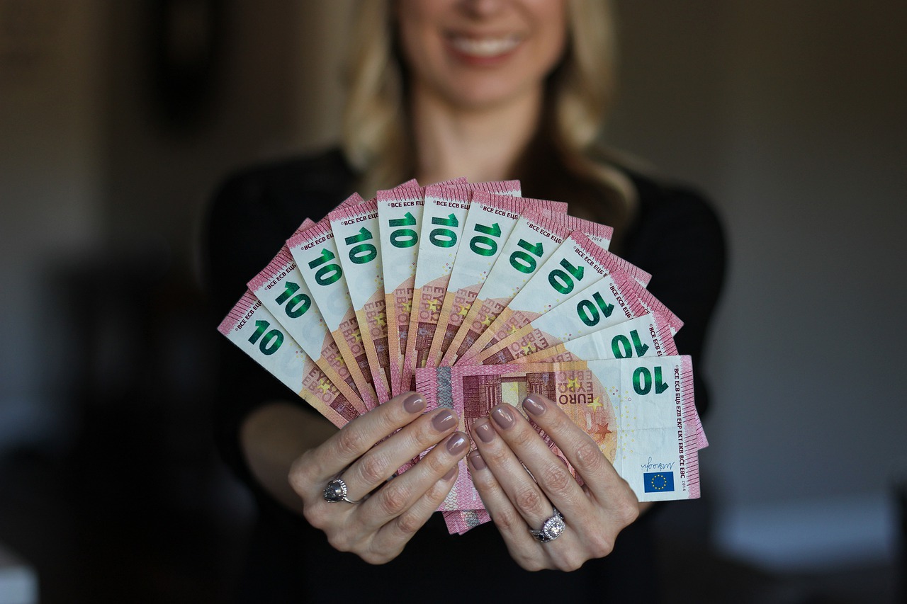 Bezzwrotna dotacja na studia dla studentów I i II stopnia. Dopłaty do czesnego. Wsparcie dla kierunków medycznych 1 pieniądze euro