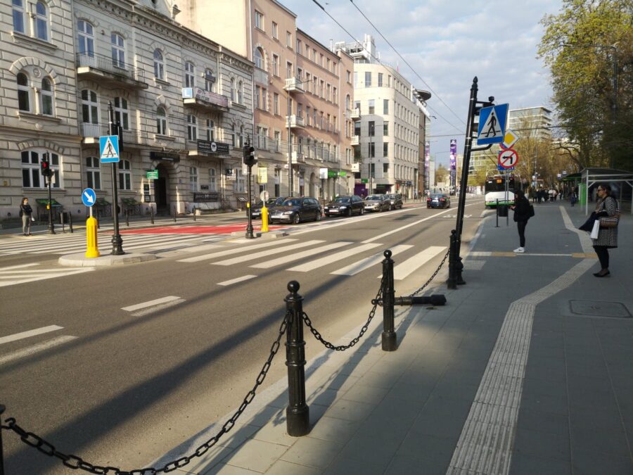 Sygnalizator ucierpiał w wyniku kolizji. Ratusz zapowiada jego wymianę 1 Pochylony słup sygnalizatora na al. Racławickich