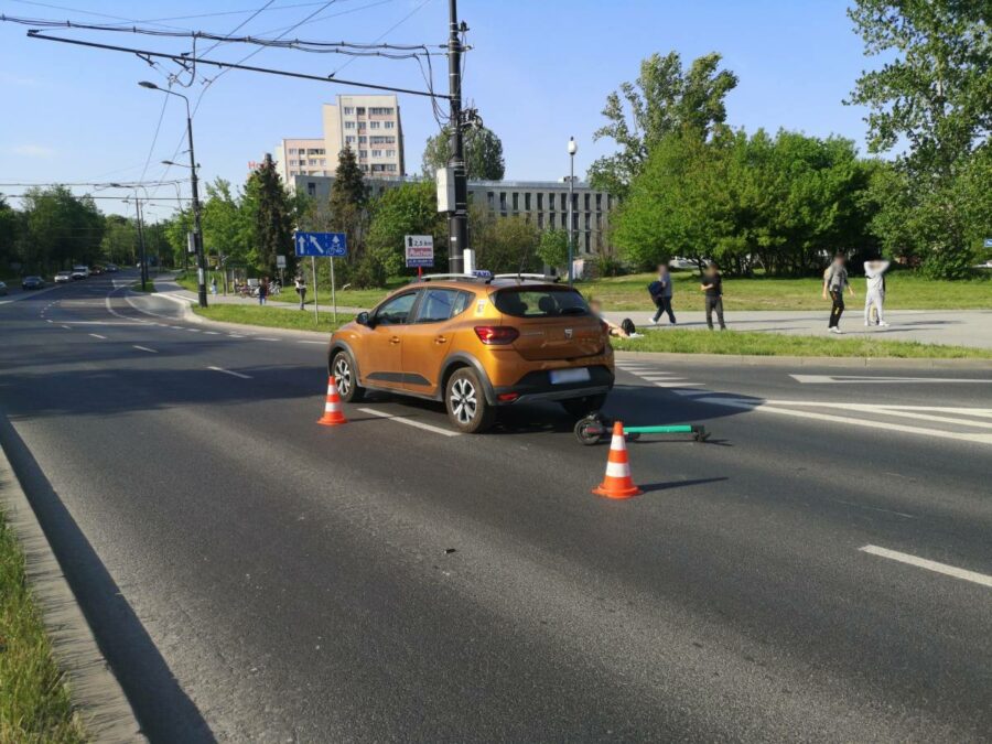 Jechał na hulajnodze, na przejściu dla pieszych potrącił go samochód. Nagranie z chwili zdarzenia 1 Kierowca dacii potrącił nastolatka na hulajnodze na rondzie Mohyły