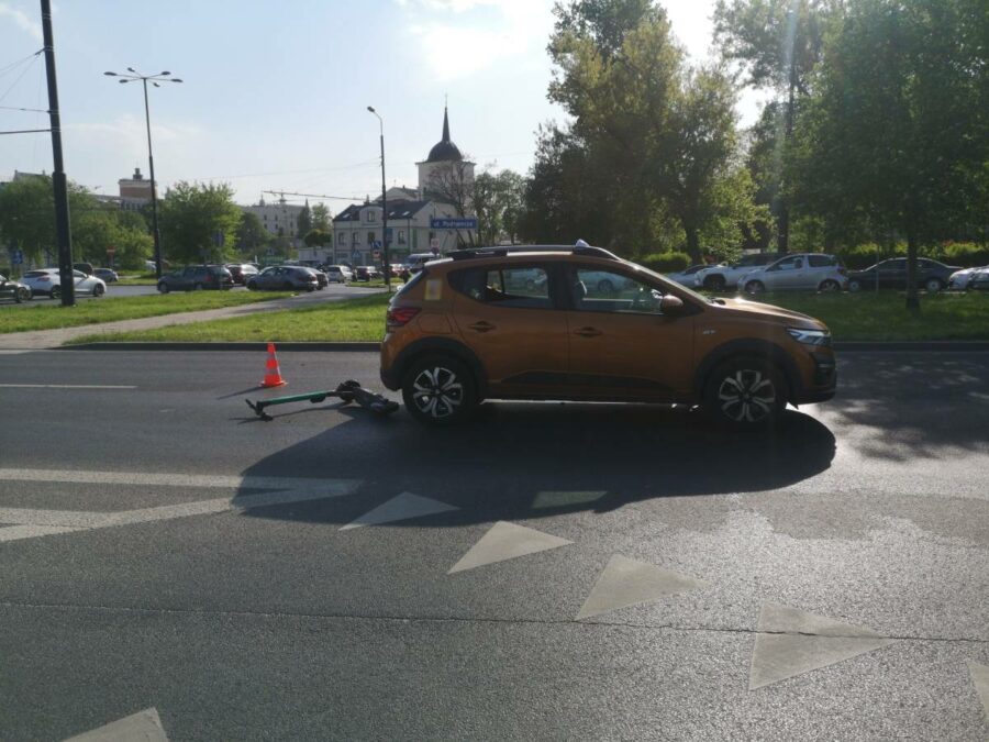 Jechał na hulajnodze, na przejściu dla pieszych potrącił go samochód. Nagranie z chwili zdarzenia 2 Kierowca dacii potrącił nastolatka na hulajnodze na rondzie Mohyły