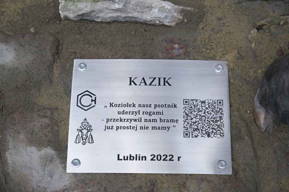 Koziołek Kazik stanął przy Bramie Krakowskiej. Ma zegarmistrzowski klucz i poziomnicę 6 Koziołek Kazik przy Bramie Krakowskiej