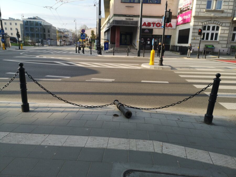 Sygnalizator ucierpiał w wyniku kolizji. Ratusz zapowiada jego wymianę 3 Uszkodzony żeliwny słupek