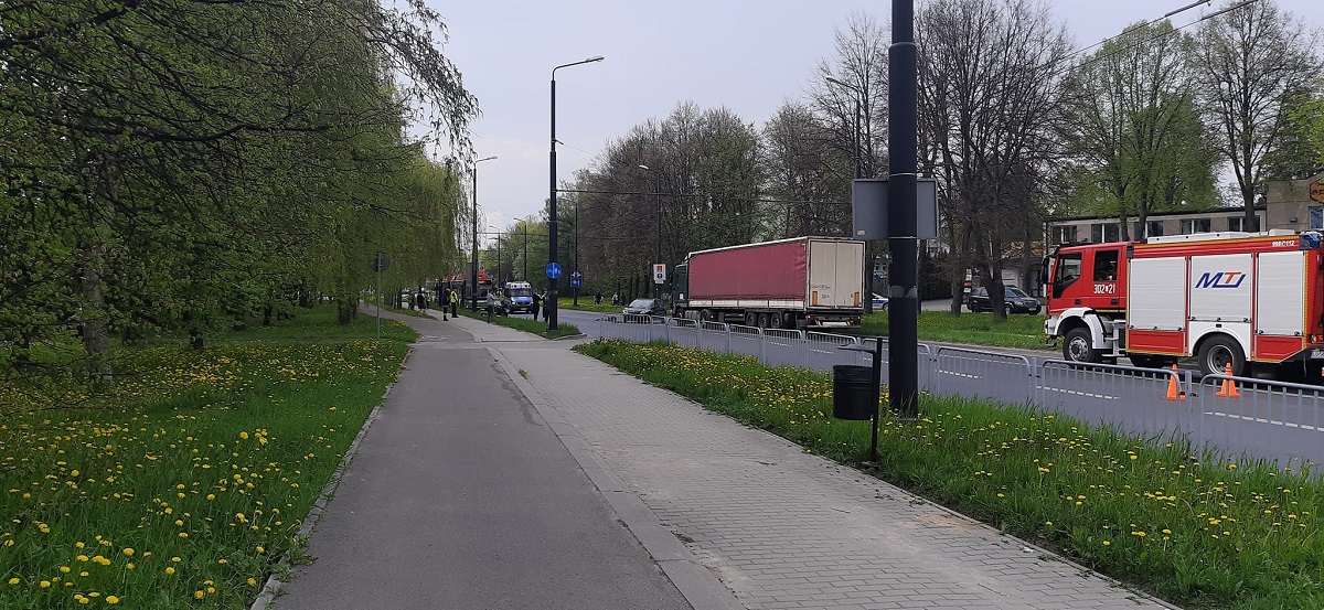 Paraliż na ul. Diamentowej. Wypadek z udziałem motocyklisty i zderzenie dwóch aut. Ulica zablokowana 1 Wypadek z udziałem motocyklisty na ul. Diamentowej