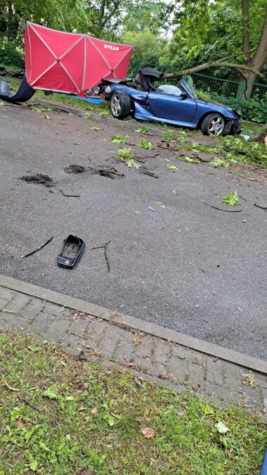 Dramatyczny wypadek. Porsche rozbiło się na drzewie. Nie żyje 31-letni kierowca, ranny pasażer 2 Porsche rozbiło się na drzewie w Kocku