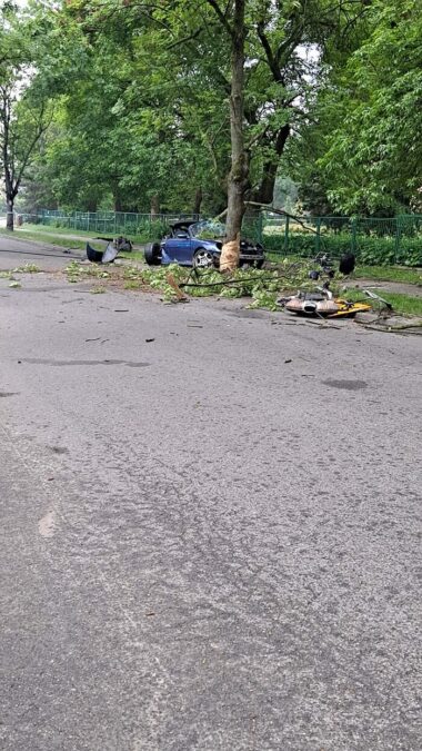 Dramatyczny wypadek. Porsche rozbiło się na drzewie. Nie żyje 31-letni kierowca, ranny pasażer 3 Porsche rozbiło się na drzewie w Kocku