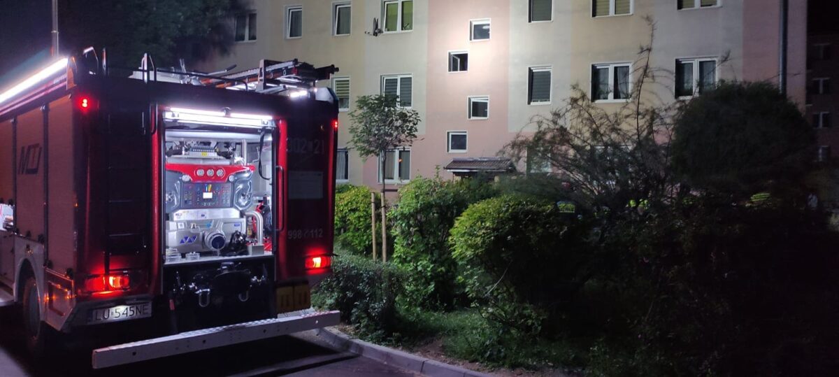 Nocny pożar mieszkania. Nie żyją dwie osoby, trzecia wyskoczyła z balkonu na drugim piętrze 1 Nocny pożar mieszkania przy ul. Sokolej w Lublinie