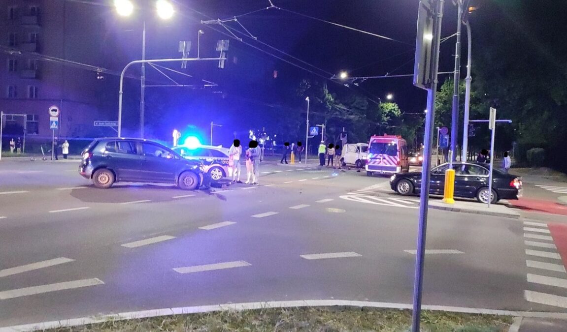 Światła nie działały, obywatelka Ukrainy nie spojrzała na znaki. Zderzenie dwóch volkswagenów na skrzyżowaniu 1 Zderzenie dwóch volkswagenów na Al. Racławickich