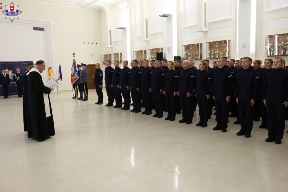 Nowi policjanci złożyli ślubowanie w Lublinie. W szeregi wstąpiło 70 nowych funkcjonariuszy 2 Ślubowanie nowych funkcjonariuszy w Lublinie