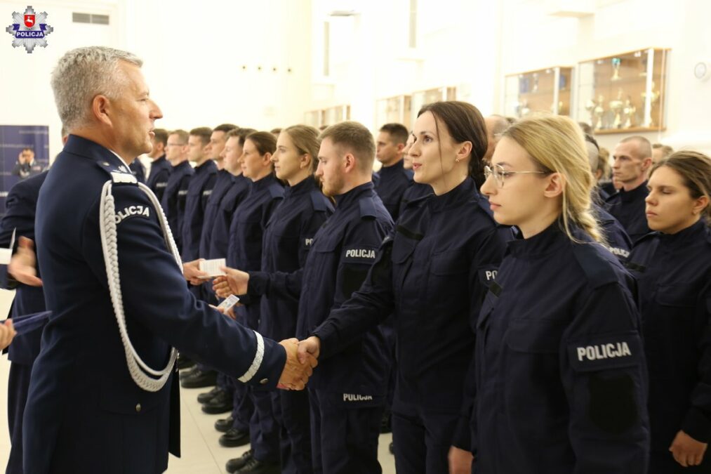 Nowi policjanci złożyli ślubowanie w Lublinie. W szeregi wstąpiło 70 nowych funkcjonariuszy 4 Ślubowanie nowych funkcjonariuszy w Lublinie