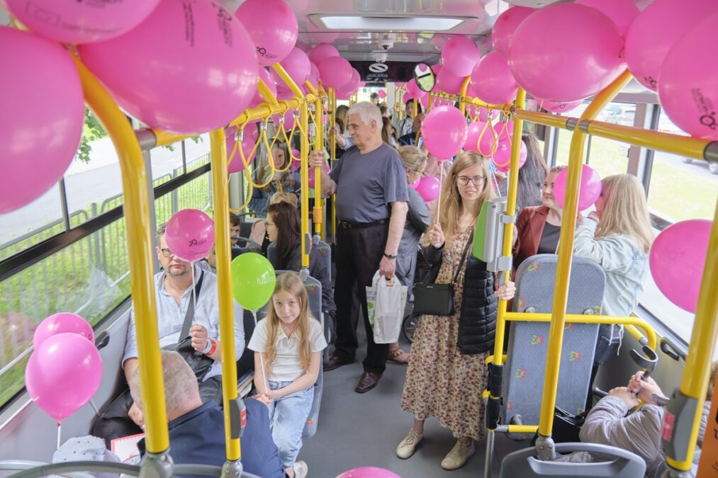 Muzyczny trolejbus woził pasażerów. W środku balony, pasażerowie mogli liczyć na drobne upominki 1 Kolorowy trolejbus z okazji Dnia Dziecka można było spotkać na linii nr 150