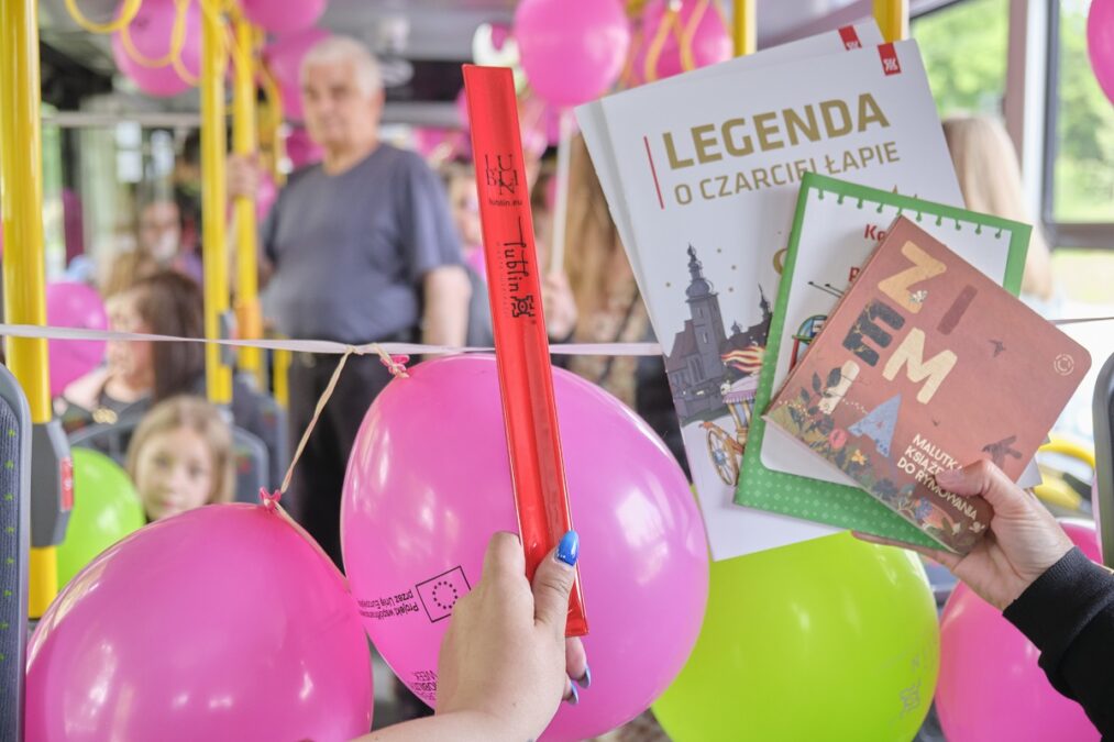 Muzyczny trolejbus woził pasażerów. W środku balony, pasażerowie mogli liczyć na drobne upominki 2 Kolorowy trolejbus z okazji Dnia Dziecka można było spotkać na linii nr 150