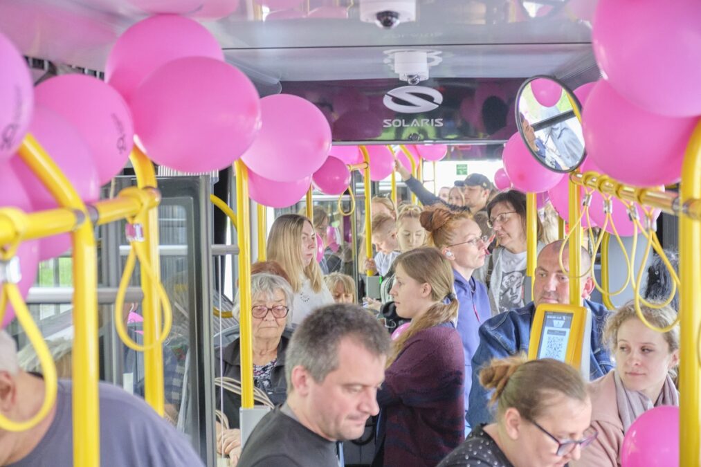 Muzyczny trolejbus woził pasażerów. W środku balony, pasażerowie mogli liczyć na drobne upominki 4 Kolorowy trolejbus z okazji Dnia Dziecka można było spotkać na linii nr 150