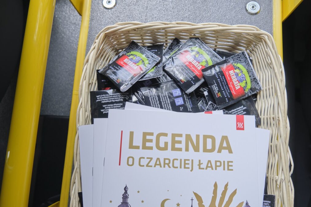 Muzyczny trolejbus woził pasażerów. W środku balony, pasażerowie mogli liczyć na drobne upominki 5 Kolorowy trolejbus z okazji Dnia Dziecka można było spotkać na linii nr 150